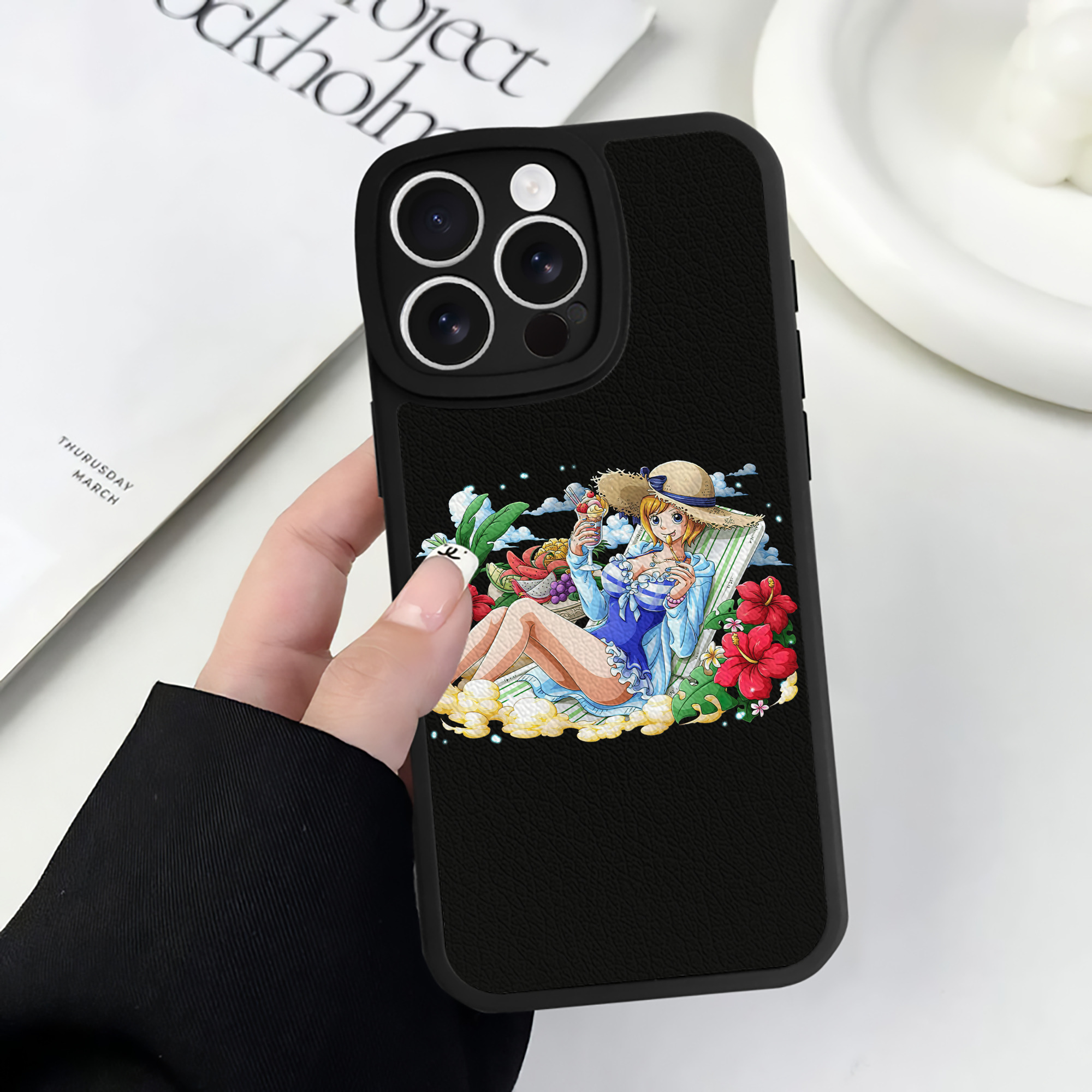 （画像用） ワンピース ナミ ONE PIECE Nami 【iPhone 16シリーズ対応】シリコンスマホケース（レザー調） 材質：シリコン